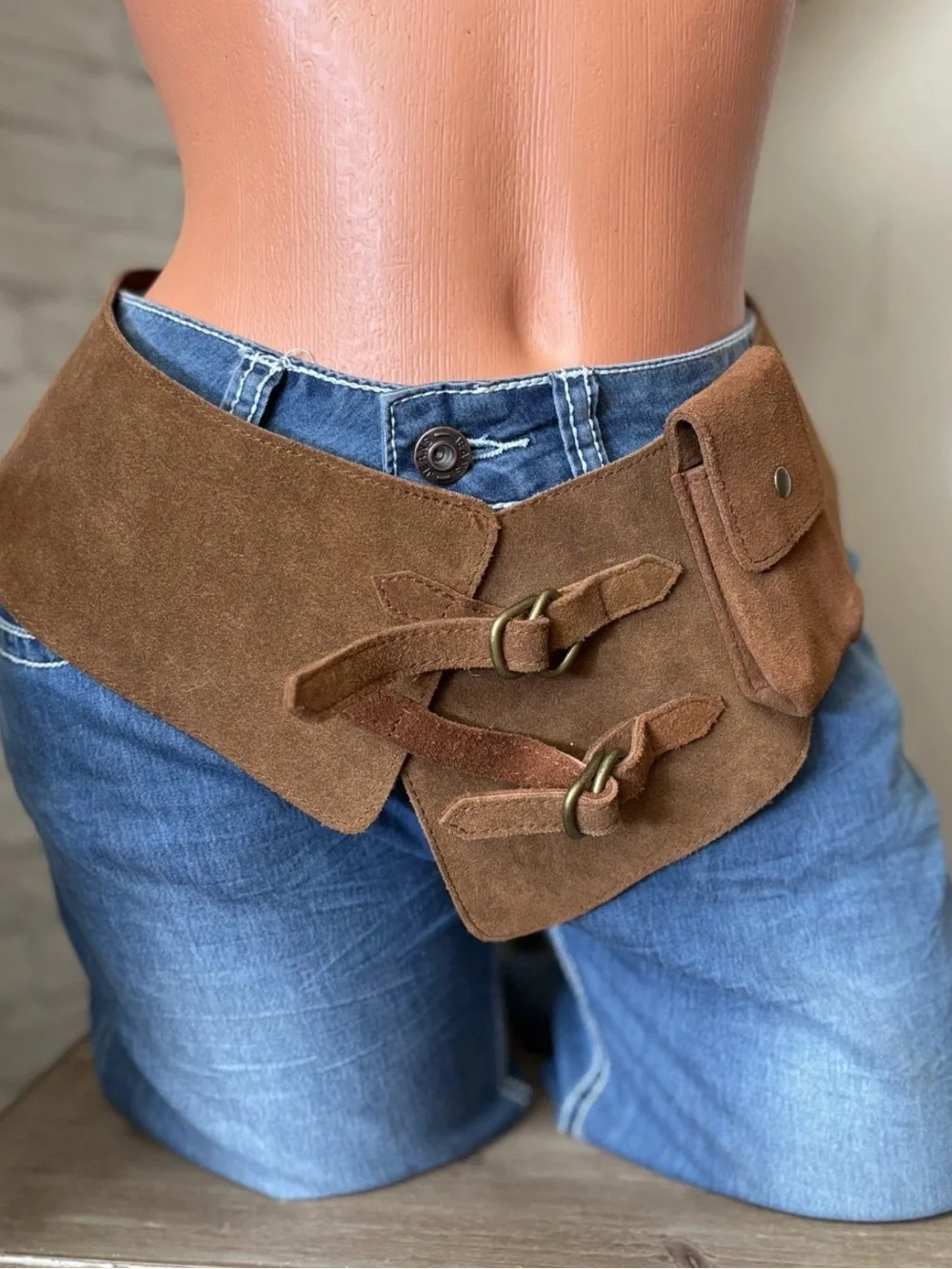 Women’s VTG. Newport News Genuine Leather Suede Wide Pouch Hip Belt S/M NEW